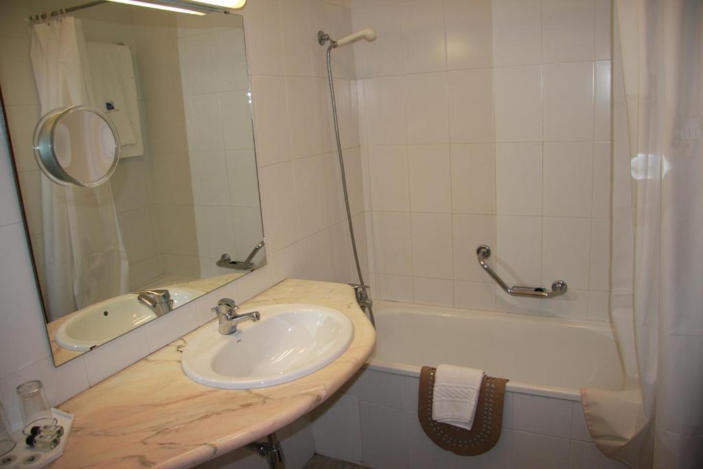 Hotel Turismo Miranda Miranda del Duero Habitación foto